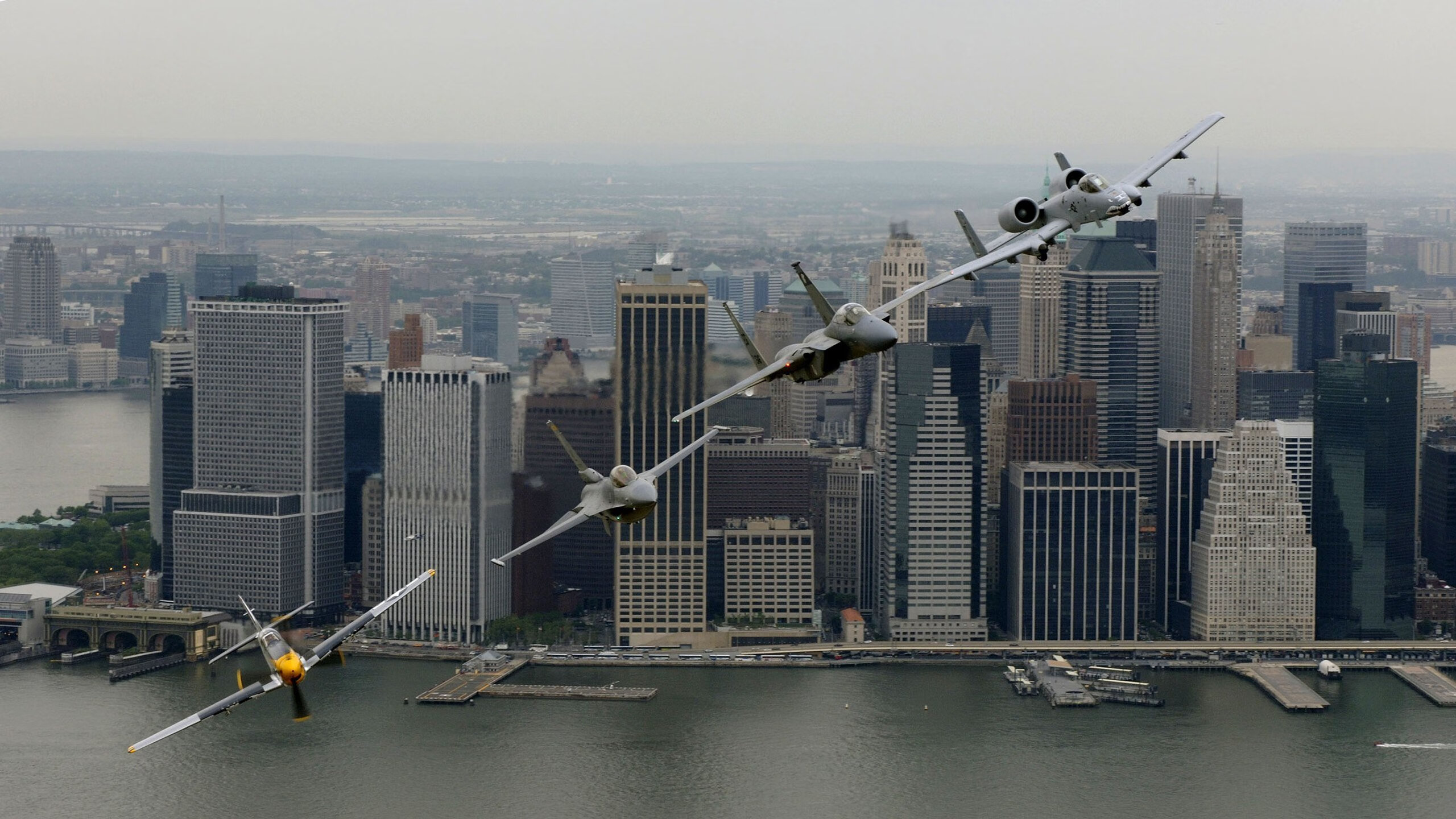 “高新区全民健身馆壁球：这场比赛，分秒必争，胜者全凭瞬间反应”